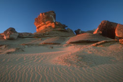 Wüste, Ost-Sahara, Ägypten-Expedition: Aufgelöste Plateaulandschaft der Westlichen Wüste im Abendlicht
